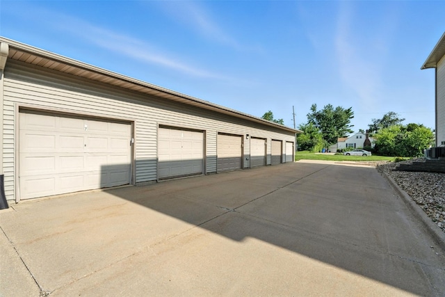 3060 Wilson Ave SW Unit 7, Cedar Rapids, IA 52404 - view of garage