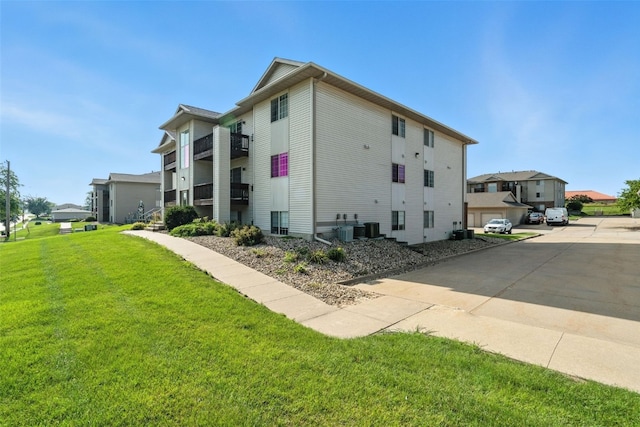 3060 Wilson Ave SW Unit 7, Cedar Rapids, IA 52404 - view of side of property featuring a yard