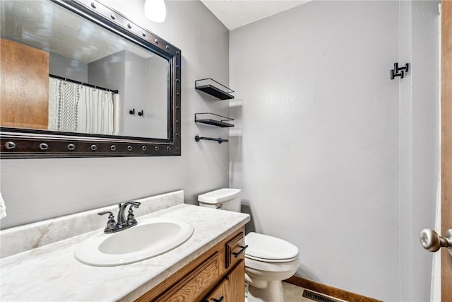 4185 Richland Dr, Cedar Rapids, IA 52405 - full bathroom with vanity and a shower with shower curtain