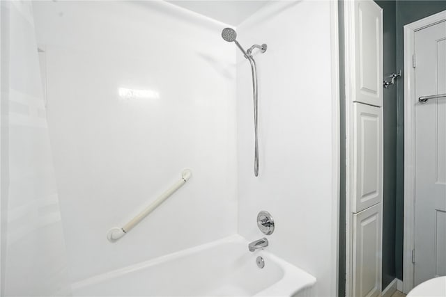 1039 27th St NE, Cedar Rapids, IA 52214 - full bath with washtub / shower combination