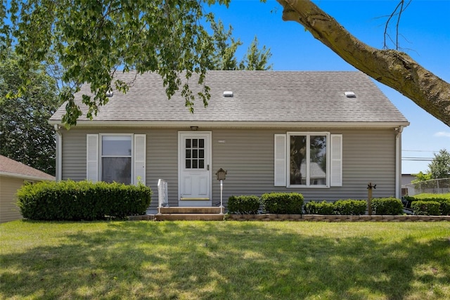 2226 Chandler SW, Cedar Rapids, IA 52404 - view of front of house featuring a front lawn and roof with shingles