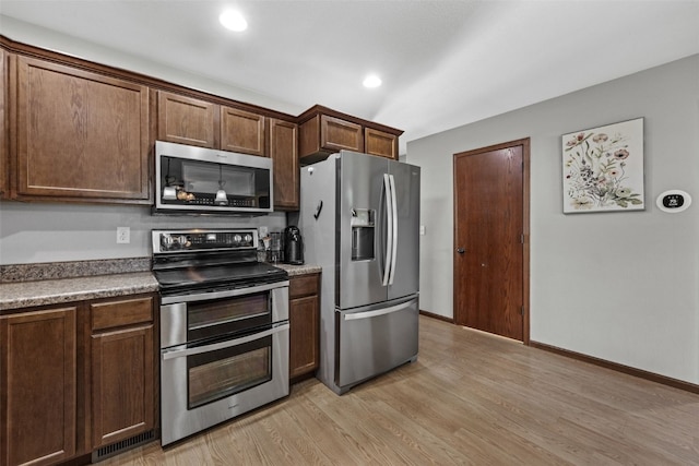 3221 English Cove Ln, Marion, IA 52302 - kitchen featuring appliances with stainless steel finishes, light wood-style flooring, light countertops, and recessed lighting