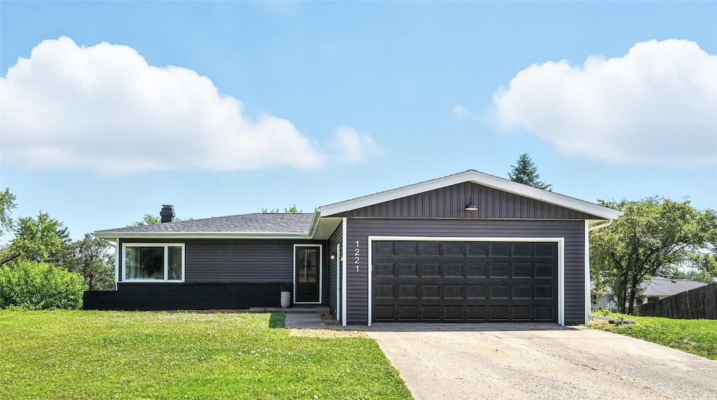 1221 Edingale Dr, Iowa City, IA 52240 - photo 1