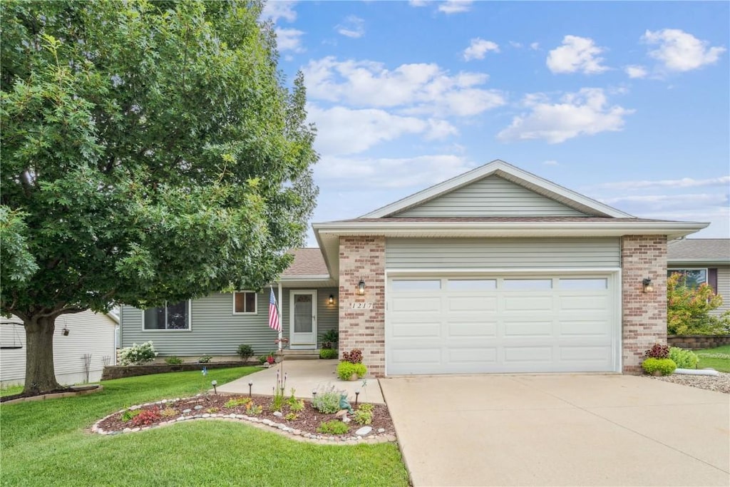1217 Wolf Dr NW, Cedar Rapids, IA 52405 - photo 1