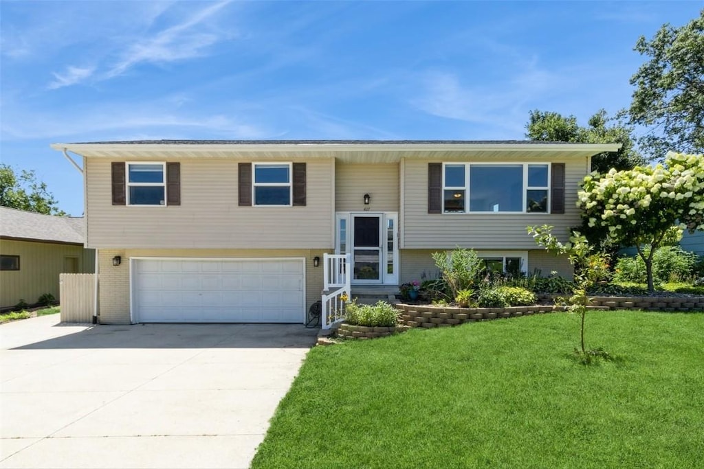 427 Greenfield St NE, Cedar Rapids, IA 52402 - photo 1