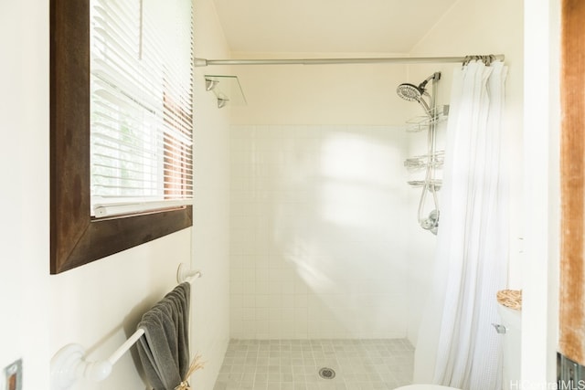 bathroom featuring curtained shower