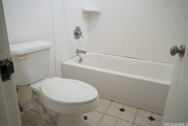 bathroom with tiled shower / bath and toilet