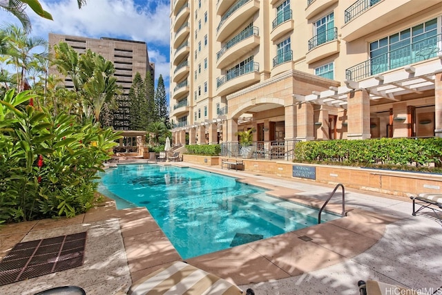 view of swimming pool