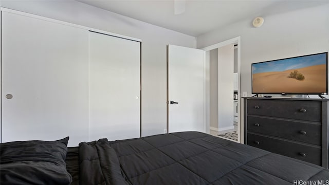 bedroom featuring ceiling fan