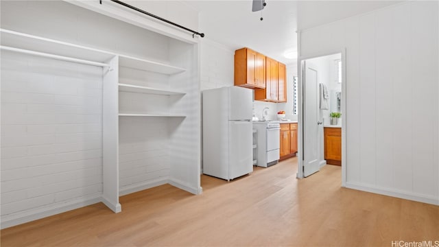 kitchen featuring sink, light hardwood / wood-style flooring, white appliances, and ceiling fan