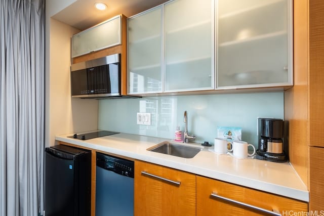 kitchen featuring decorative backsplash, stainless steel appliances, and sink