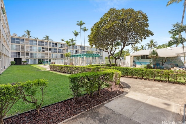 view of property's community featuring a lawn