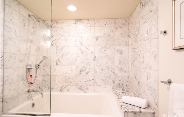 bathroom featuring tiled shower / bath combo