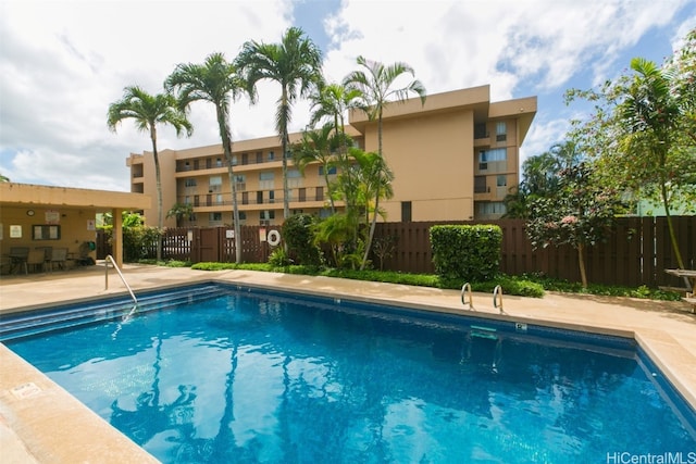 view of swimming pool