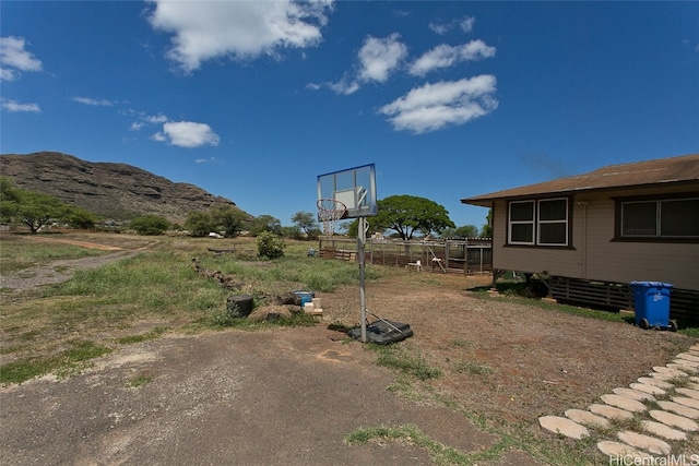 view of yard featuring a mountain view