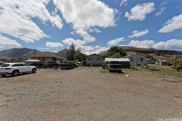 view of yard featuring a mountain view