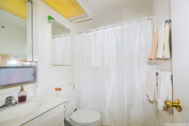 bathroom with vanity, curtained shower, and toilet