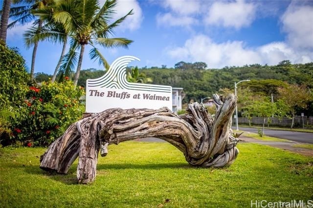 community sign featuring a yard