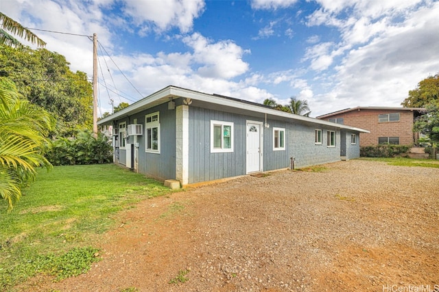 view of front of home featuring a front yard