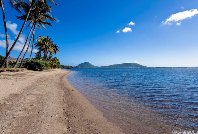 water view with a mountain view