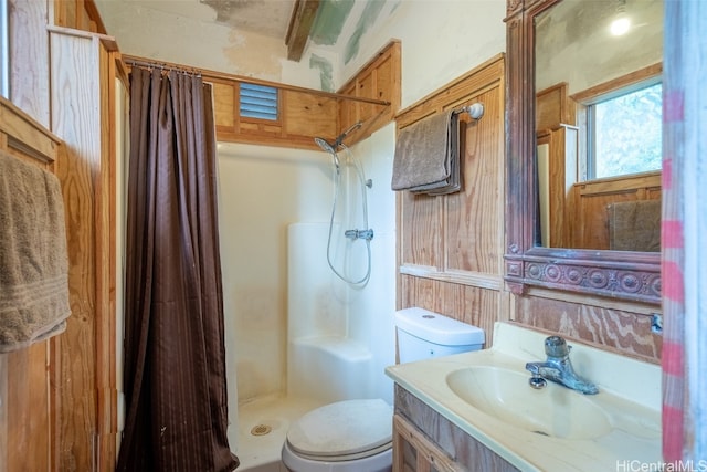 bathroom featuring a shower with curtain, vanity, and toilet