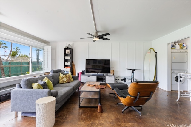 living room with stacked washing maching and dryer and ceiling fan