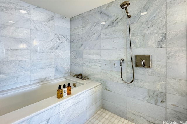 bathroom featuring tiled shower / bath