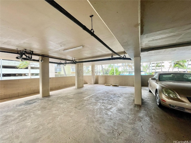 2215 Aloha Dr Unit 701, Honolulu, HI 96815 - garage featuring fence