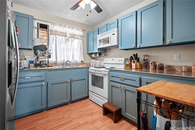 kitchen with white appliances, sink, blue cabinets, light hardwood / wood-style floors, and ceiling fan