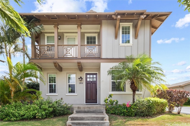 view of front of property featuring a balcony