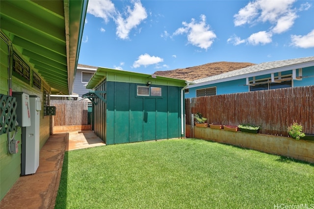 view of yard with a storage unit