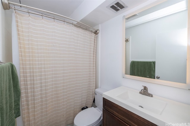 bathroom with toilet, a shower with curtain, and vanity