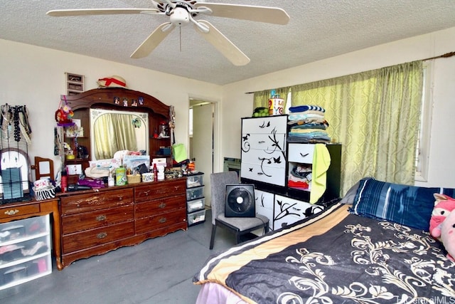 bedroom featuring ceiling fan and a textured ceiling