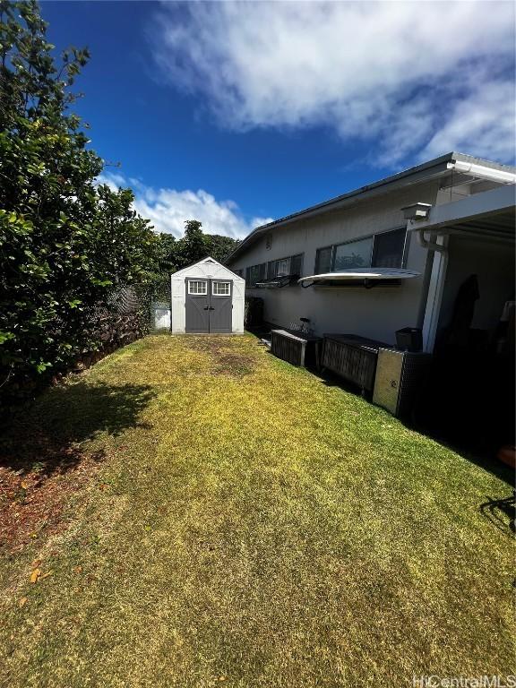 view of yard featuring a shed