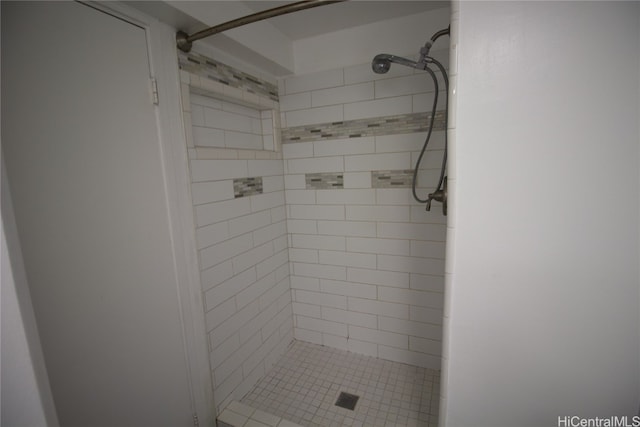 bathroom featuring tiled shower