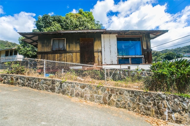 view of front of property with a fenced front yard