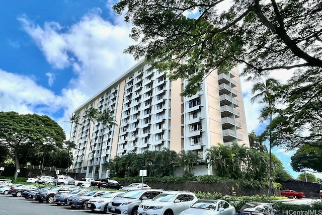 1511 Nuuanu Ave Unit 338, Honolulu, HI 96817 - view of apartment building / complex with uncovered parking
