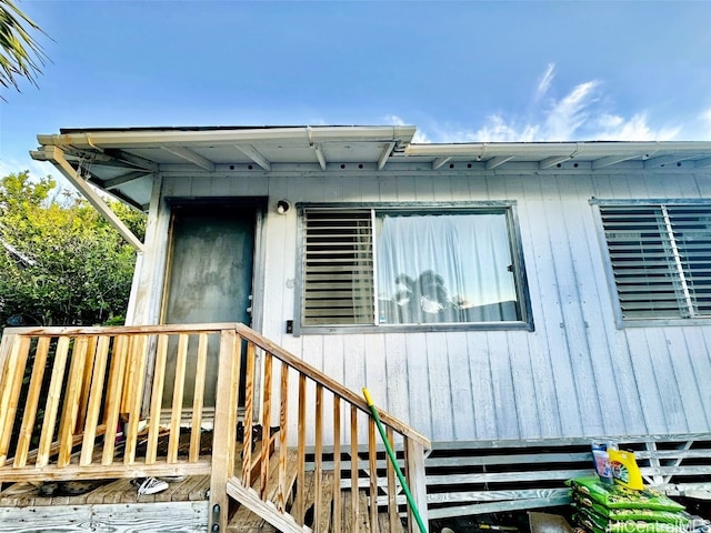 entrance to property featuring a wooden deck