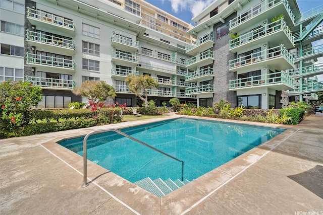 view of swimming pool
