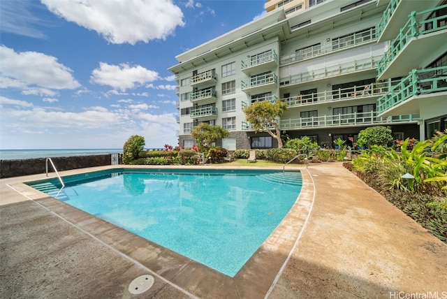 view of pool featuring a water view