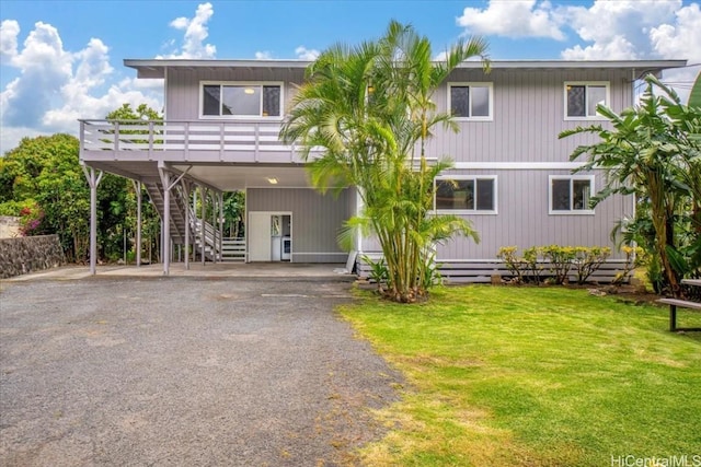 view of front of home featuring a front yard and a carport