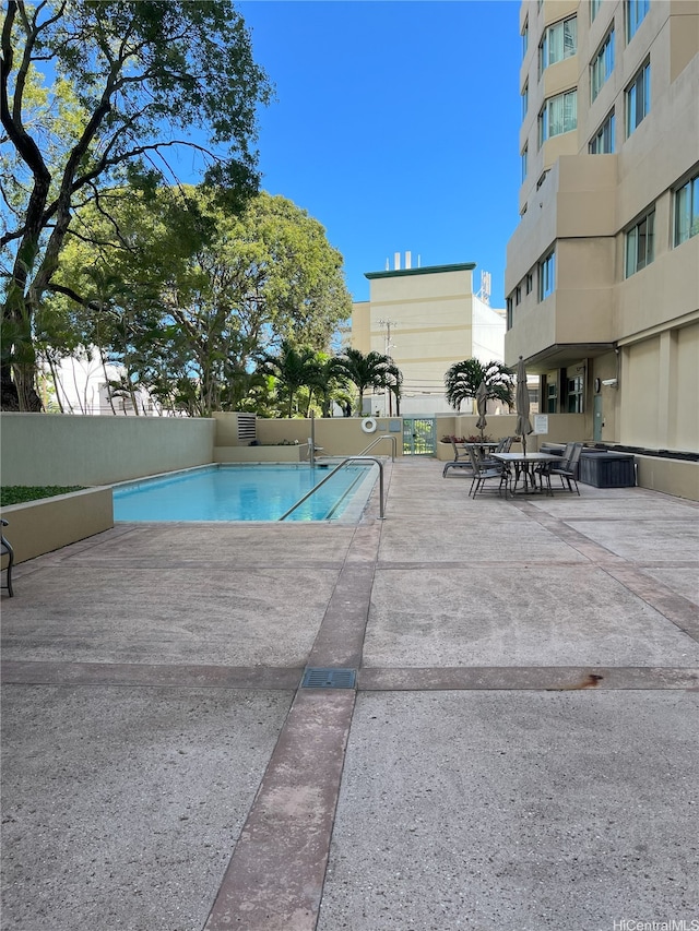 1314 Kalakaua Ave Unit 706, Honolulu, HI 96826 - community pool with a patio area
