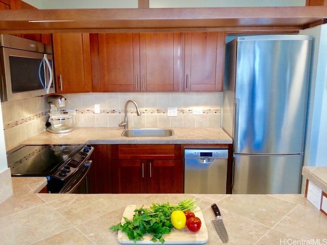 kitchen with tasteful backsplash, appliances with stainless steel finishes, and sink