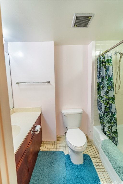 full bathroom with toilet, vanity, and shower / tub combo