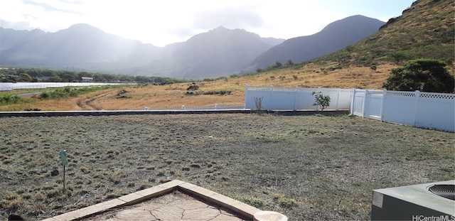 view of yard featuring a mountain view