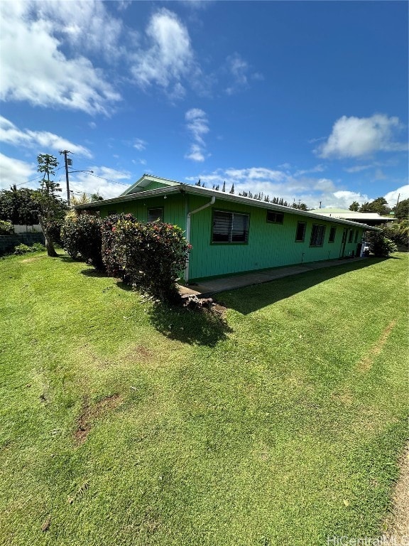 view of side of property featuring a lawn