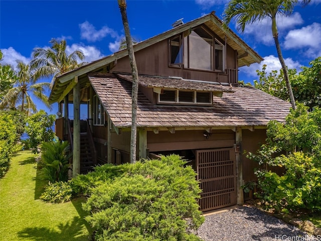 view of front of property featuring a front lawn