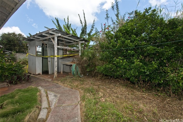 view of yard featuring a pergola