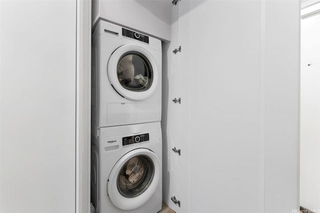 987 Queen St Unit 508, Honolulu, HI 96814 - laundry area featuring estacked washer and dryer
