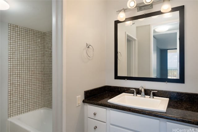 bathroom with vanity and tiled shower / bath